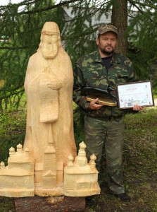 СЕРГЕЙ ГУСЕВ из Грязовца - победитель фестиваля со своей скульптурой "Феодосий Тотемский".
