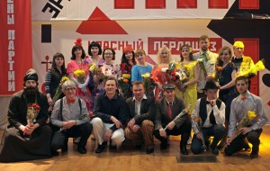 Труппа Тотемского народного театра после премьеры спектакля "Самоубийца"
