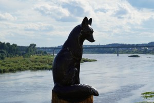 Скульптура "Черная лиса" теперь будет стоять на берегу реки Сухоны. Появилась она благодаря реализации проекта "Культурный квартал"