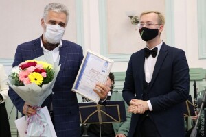 Алексей Новосёлов вручает приз Александру Суворову